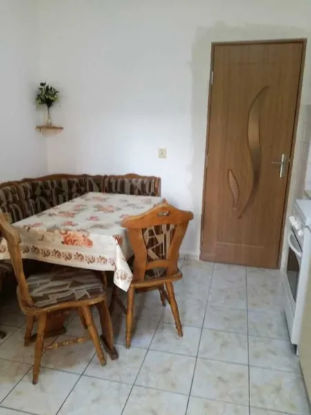 inchiriere apartament 3 camere Brasov strada De Mijloc nr. 150 - Imaginea 2