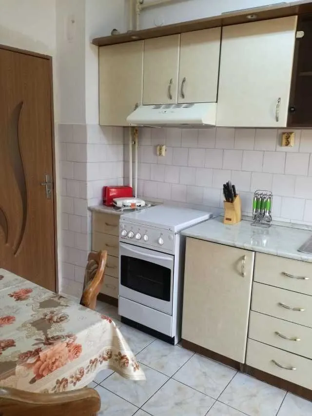 inchiriere apartament 3 camere Brasov strada De Mijloc nr. 150 - Imaginea 8