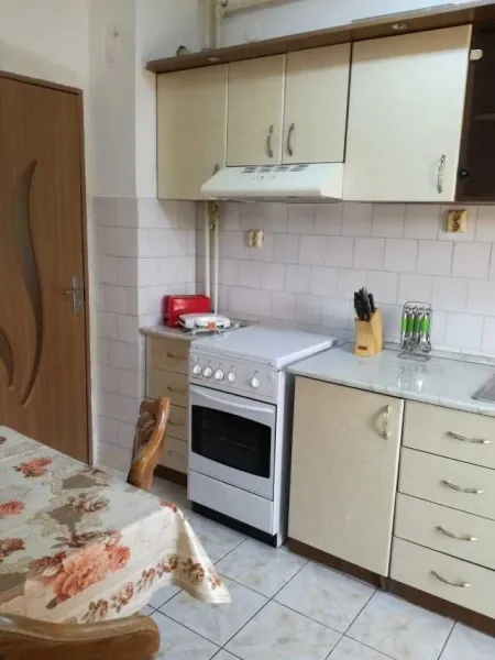 inchiriere apartament 3 camere Brasov strada De Mijloc nr. 150 - Imaginea 8