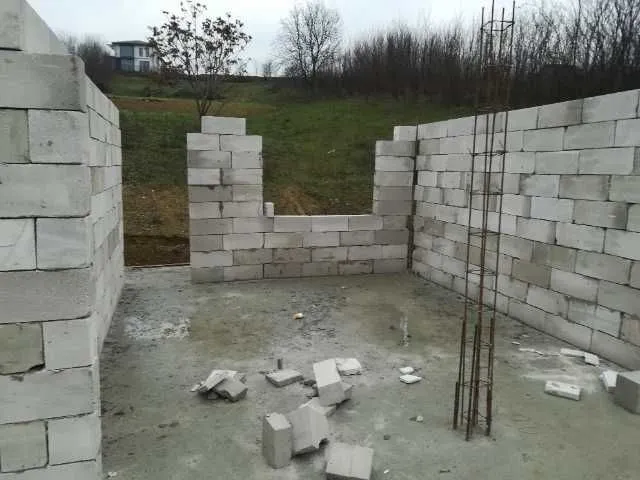 Constructii case la rosu - Imaginea 2