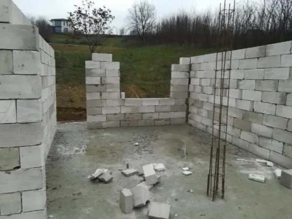 Constructii case la rosu - Imaginea 2