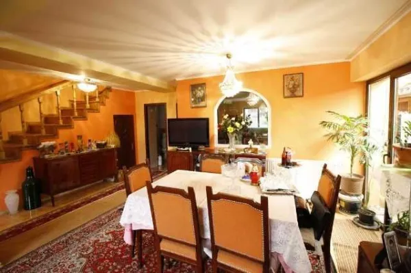 vand/ schimb vila pentru doua familii - Imaginea 4