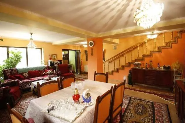 vand/ schimb vila pentru doua familii - Imaginea 5