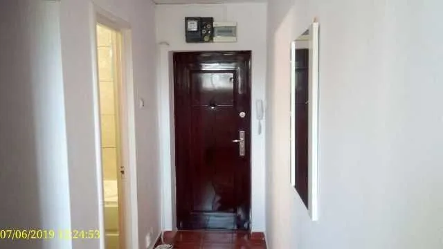 Vand apartament 2 camere - Imaginea 1
