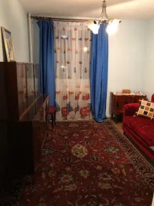 Propietar, inchiriez partament 3 camere in Tei.