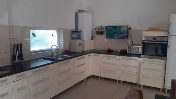 PARTICULAR, 150. 000 euro- VILA  individuala( NU DUPLEX) 5 CAMERE, curte 500mp - PRELUNGIREA GHENCEA - CARTIER LATIN - Imaginea 4