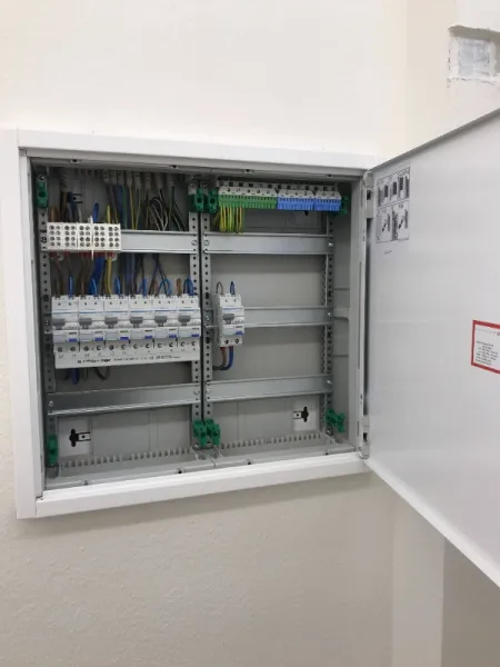 Executam servicii de instalatii electrice - Imaginea 2