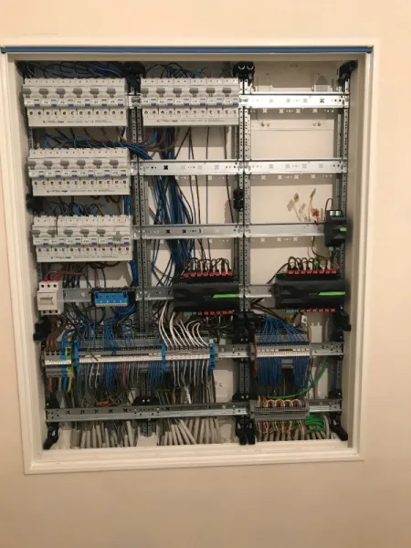 Executam servicii de instalatii electrice - Imaginea 3