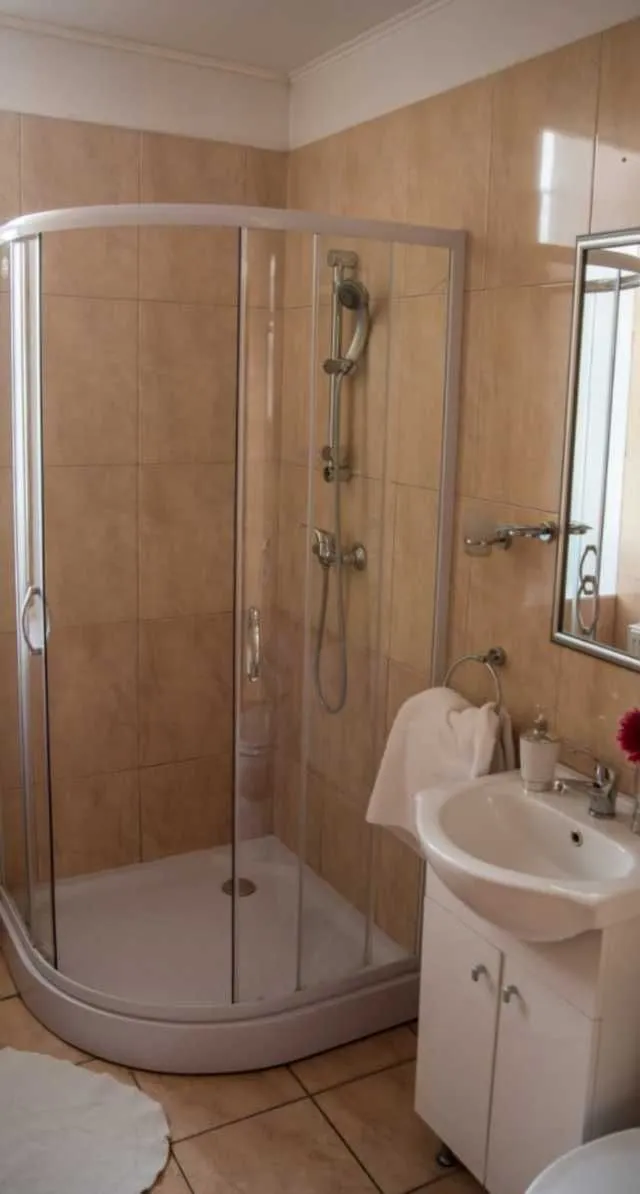 Vand Hotel in centrul orasului Ploiesti - Imaginea 6