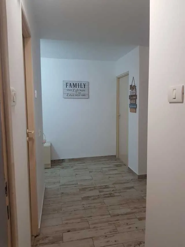 Vand apartament in Gaesti, zona zero, decomandat, 75 mp - Imaginea 3
