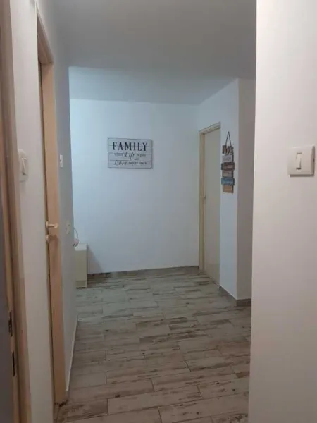 Vand apartament in Gaesti, zona zero, decomandat, 75 mp - Imaginea 3