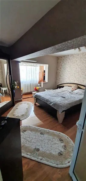 Vand apartament 2 camere, 76mp, decomandat - Imaginea 2