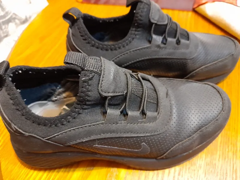 Vand adidasi marca Nike - Imaginea 1
