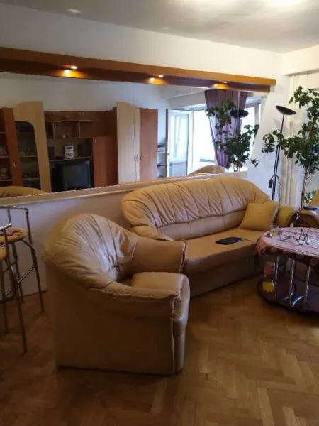 Particular. vand apartament 4 camere decomandat - Imaginea 1