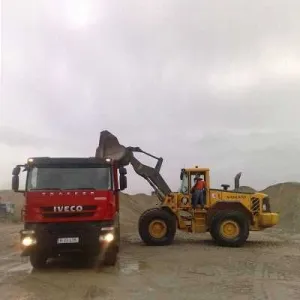Basculante si excavatoare de inchiriat