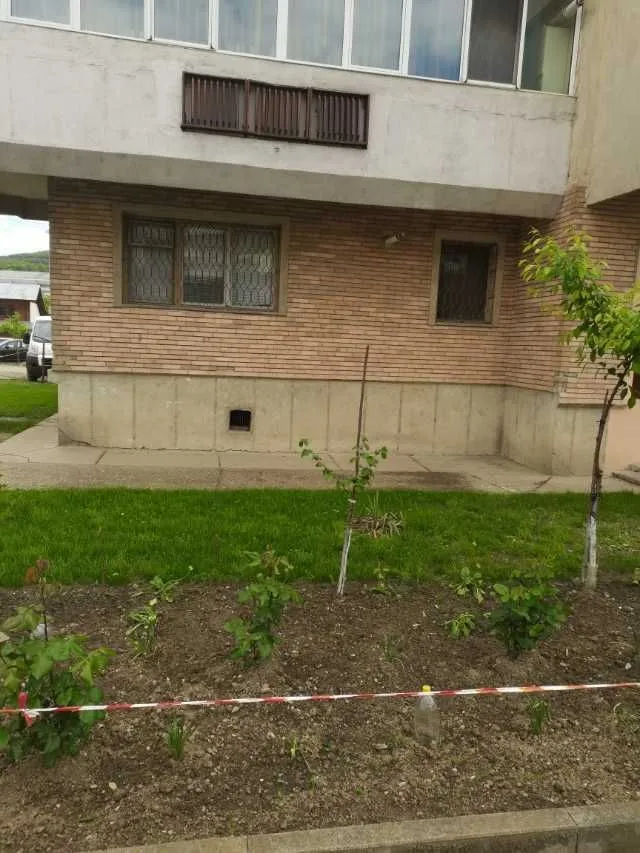 Apartament 3 camere in Targu Ocna, ultra- central, ideal pentru spatiu comercial - Imaginea 1