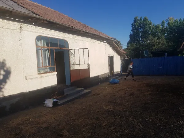 Vand casa cu gradina - Imaginea 1