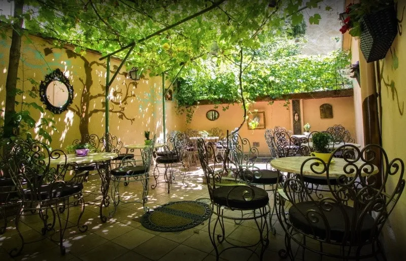 Proprietar inchiriez vila P+ M Sala Palatului nemobilata Pret 2250 euro - Imaginea 2