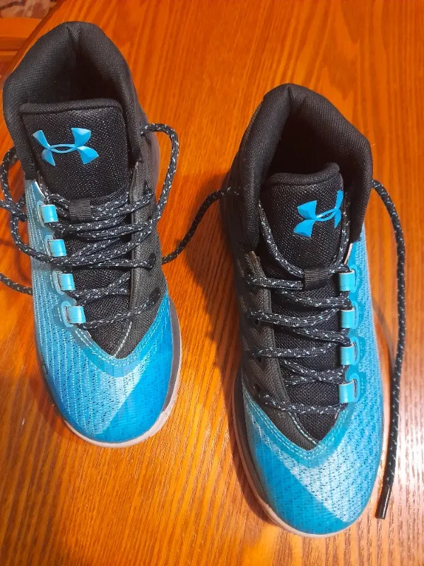 Vand adidasi marca UnderArmour aproape noi - Imaginea 1