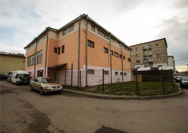 Cladire in Vatra Dornei - 450 m2 ( parter, etaj, mansarda) - Imaginea 4