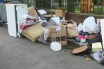 Debarasare orice locatie ieftin. Debarasare mobilier. Aruncare mizerii. Ridicare lucruri nefolositoare inutile din domniciliu. - Miniatura 5