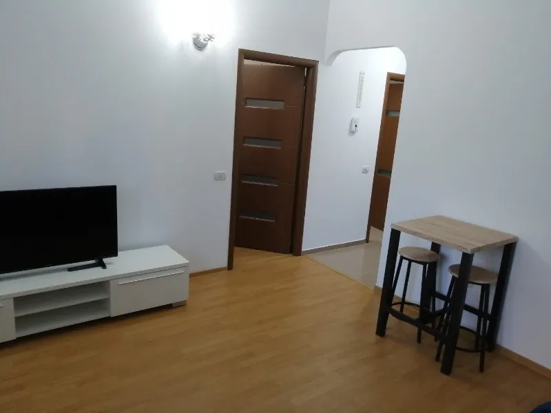 Inchiriez Apartament 2 camere bloc nou City Mall Soveja - Imaginea 1