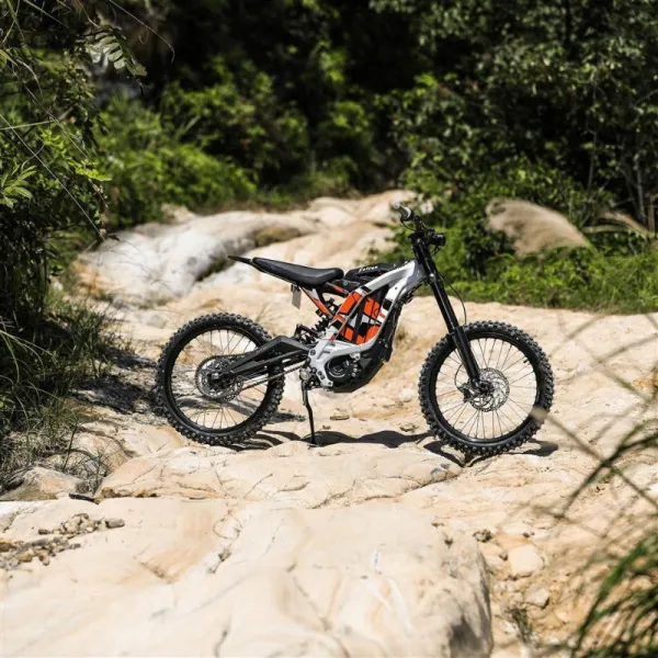 Sur Ron X Light Bee, plimbare puternica in off- road pe motocross - Imaginea 2