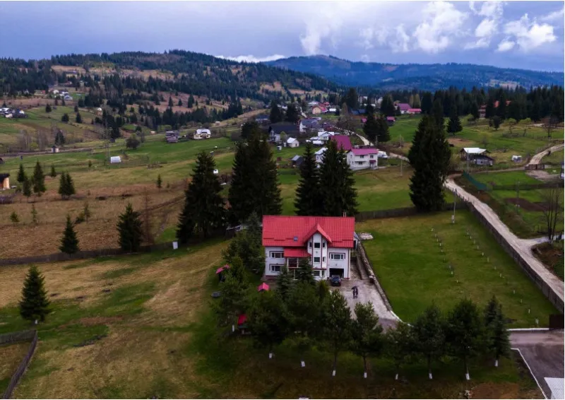 Casa + teren in Dorna Arini, 370 m2 locuibili + 14. 000 m2 teren curte - Imaginea 3