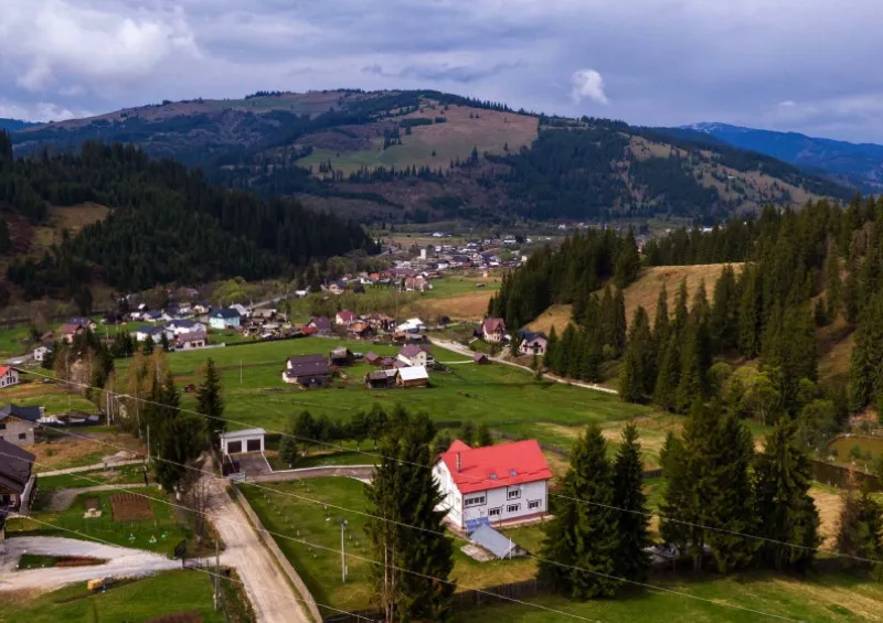 Casa + teren in Dorna Arini, 370 m2 locuibili + 14. 000 m2 teren curte - Imaginea 4