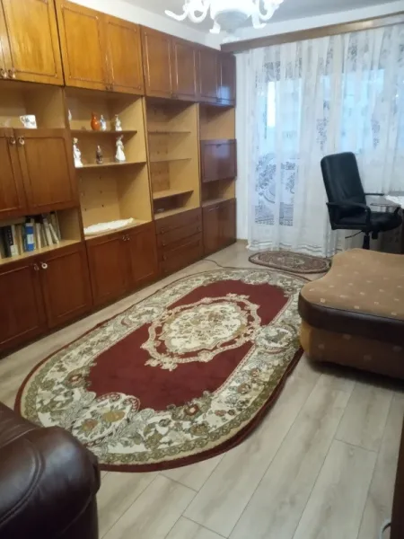 inchiriez 1 camera intr- un apartament de 3 camere la metrou 1 Decembrie unei fete nefumatoare. - Imaginea 2