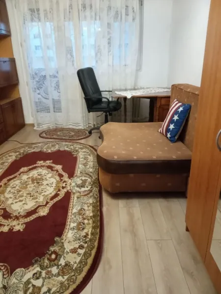 inchiriez 1 camera intr- un apartament de 3 camere la metrou 1 Decembrie unei fete nefumatoare. - Imaginea 3