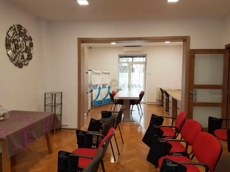Apartament 3 camere semicentral - Imaginea 4
