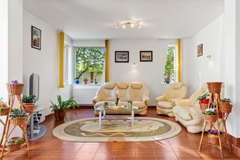 Vila de vanzare, 7 camere, teren 1080mp, zona lacului Fundeni, 600. 000euro - Imaginea 2