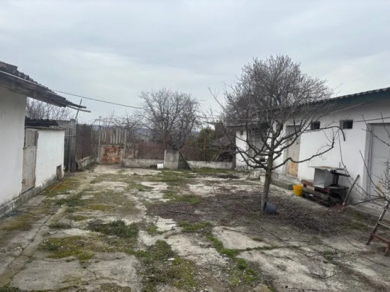 Casa cu livada si anexe, P+ 1, constructie 2002, teren 3986mp, zona Dolj, 210. 000euro - Imaginea 9
