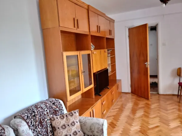 Vand apartament 2 confort 1 etaj 4/ 4 zona Nord Catinei - Imaginea 1