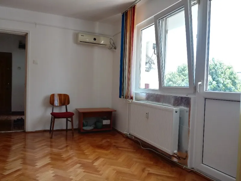 Vand apartament 2 confort 1 etaj 4/ 4 zona Nord Catinei - Imaginea 3