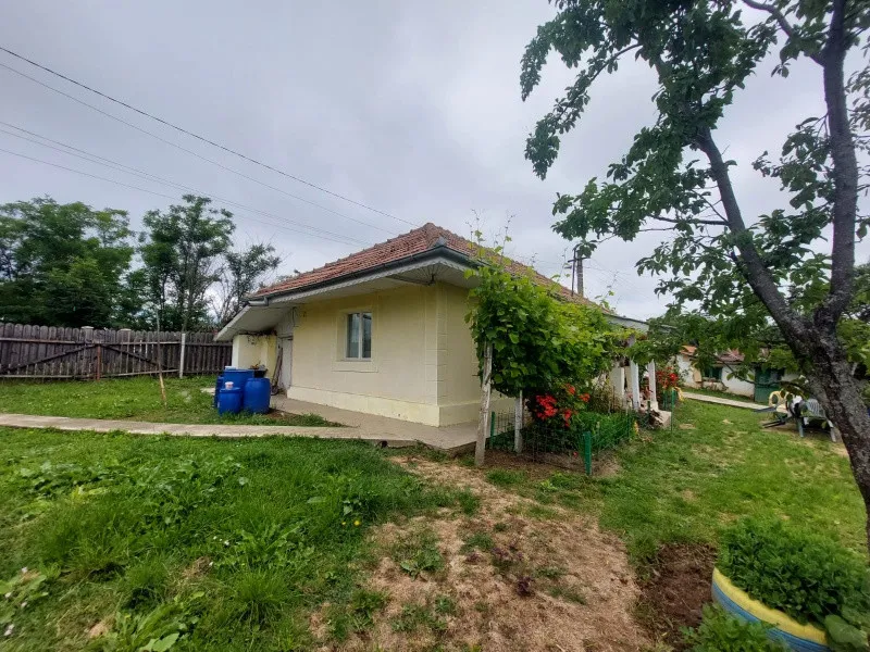 Casa si teren de vanzare - Imaginea 2