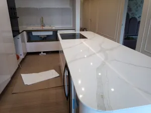 Blaturi de bucatarie din quart compozit Calacatta