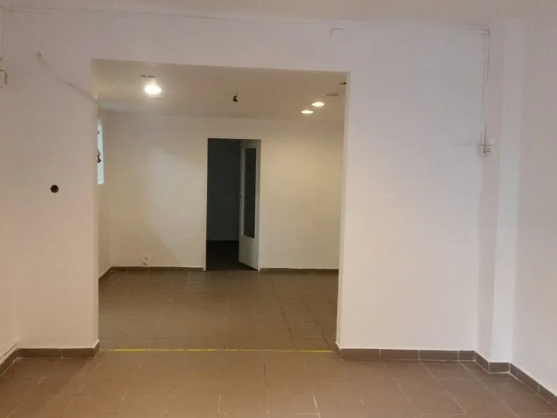 Unirii bd. Decebal adiacent se inchiriaza corp de casa intrare din strada 70 mp 800 E - Imaginea 1
