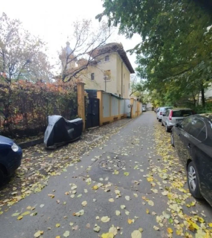 Vila 355mp, D+ P+ E+ M, 17 camere, constructie 2003, teren 1000mp, zona Doamna Ghica, 1. 700. 000euro - Imaginea 9