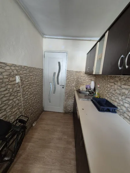 Inchiriez apartament locatie foarte buna - Imaginea 1