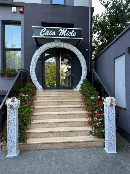 Decor floral pentru evenimentele speciale din viata dumneavoastra - Imaginea 2