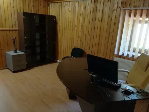 Unirii Calea Calarasilor- Hala Traian  vila p+ 1  etajul 1 apt. 2 cam 32 mp pt. activitati firme chiria 260 Euro - Imaginea 2