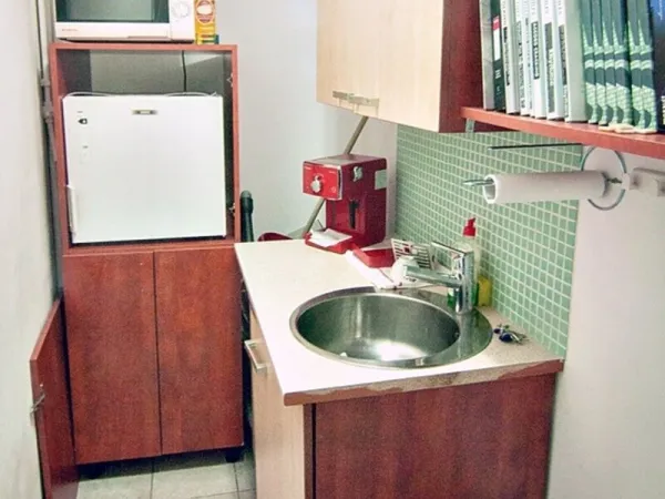 Unirii Calea Calarasilor- Hala Traian  vila p+ 1  etajul 1 apt. 2 cam 32 mp pt. activitati firme chiria 260 Euro - Imaginea 4