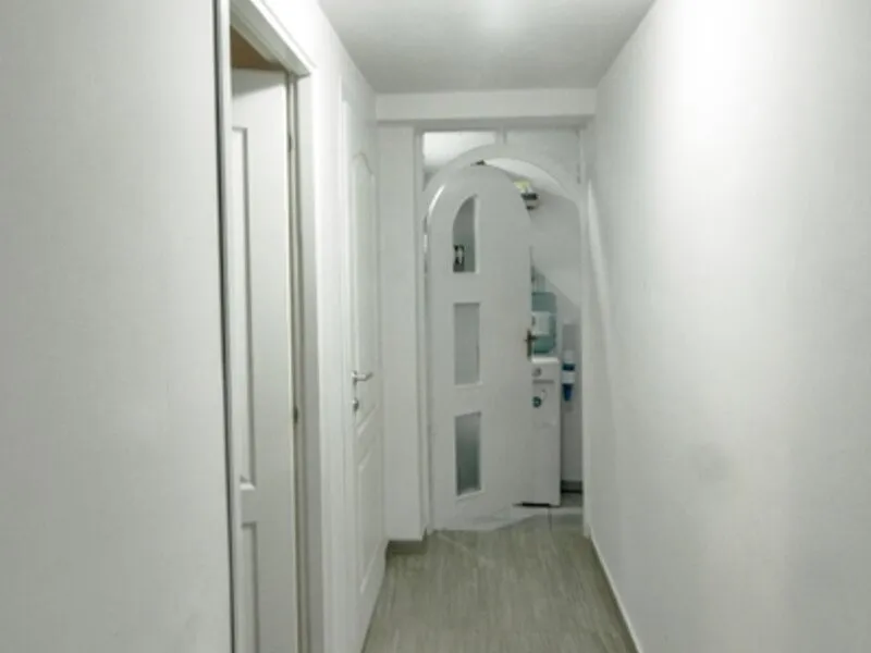 Unirii Calea Calarasilor- Hala Traian  vila p+ 1  etajul 1 apt. 2 cam 32 mp pt. activitati firme chiria 260 Euro - Imaginea 6