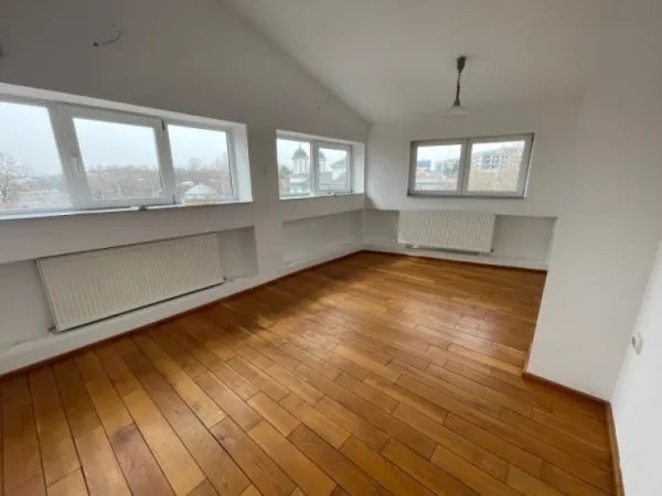 Inchiriez vila 600mp, P+ 3, Piata Danny Huwe, intersectia Razoare, 7000euro - Imaginea 1
