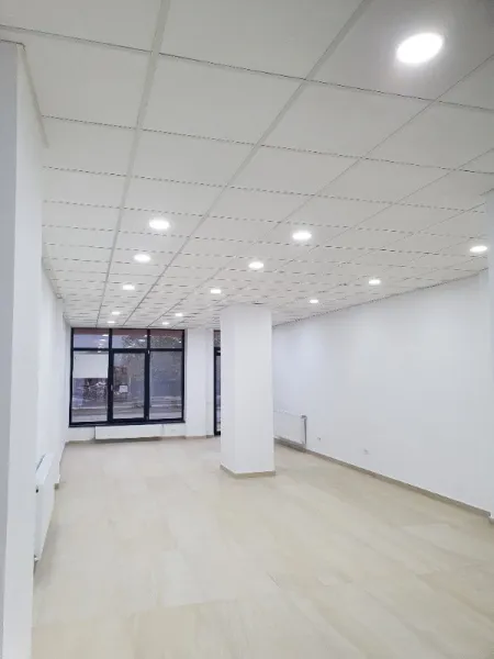 Spatiu comercial parter de inchiriat - 73 mp - 600 EUR/ luna - Showroom Bloc DC5, Ramnicu Valcea - Imaginea 1