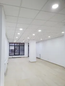 Spatiu comercial parter de inchiriat - 73 mp - 600 EUR/ luna - Showroom Bloc DC5, Ramnicu Valcea