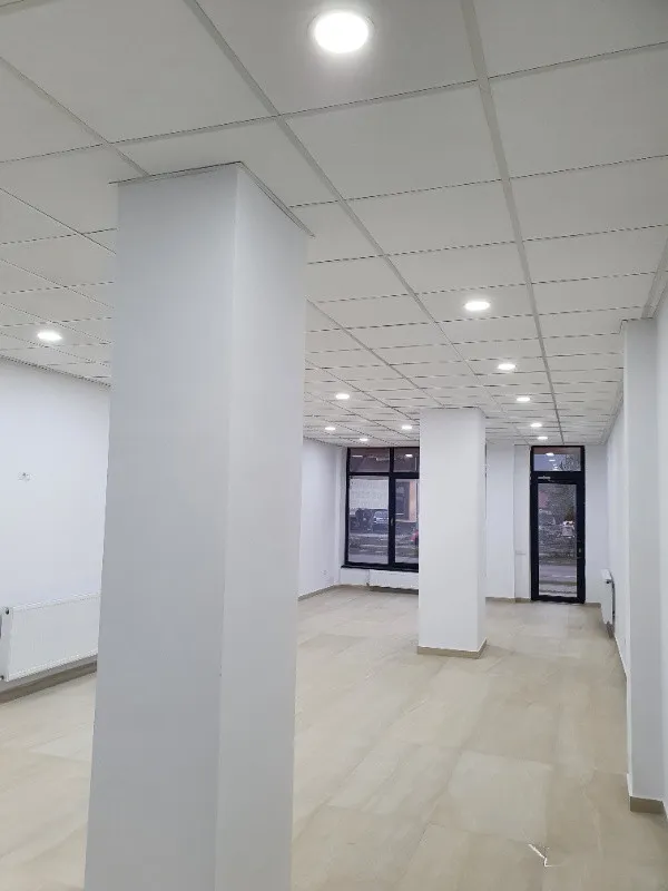 Spatiu comercial parter de inchiriat - 73 mp - 600 EUR/ luna - Showroom Bloc DC5, Ramnicu Valcea - Imaginea 2