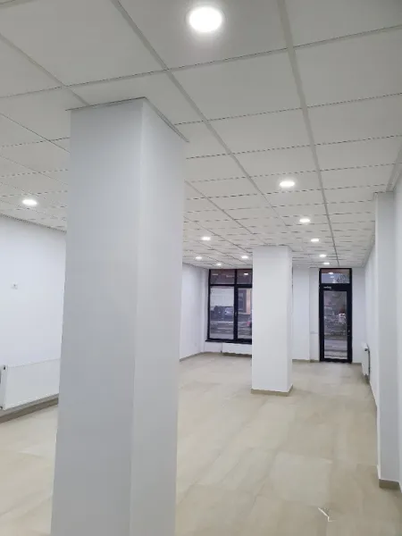 Spatiu comercial parter de inchiriat - 73 mp - 600 EUR/ luna - Showroom Bloc DC5, Ramnicu Valcea - Imaginea 2